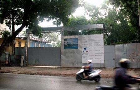 Dự án khách sạn Novotel Hanoi on the Park bị dư luận Thủ đô phản đối vì xây dựng một phần trong đất công viên.